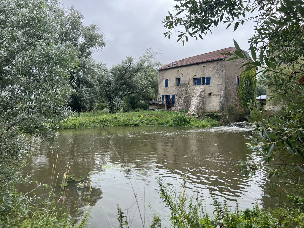 Moulin à eau traditionnel du XXe siècle